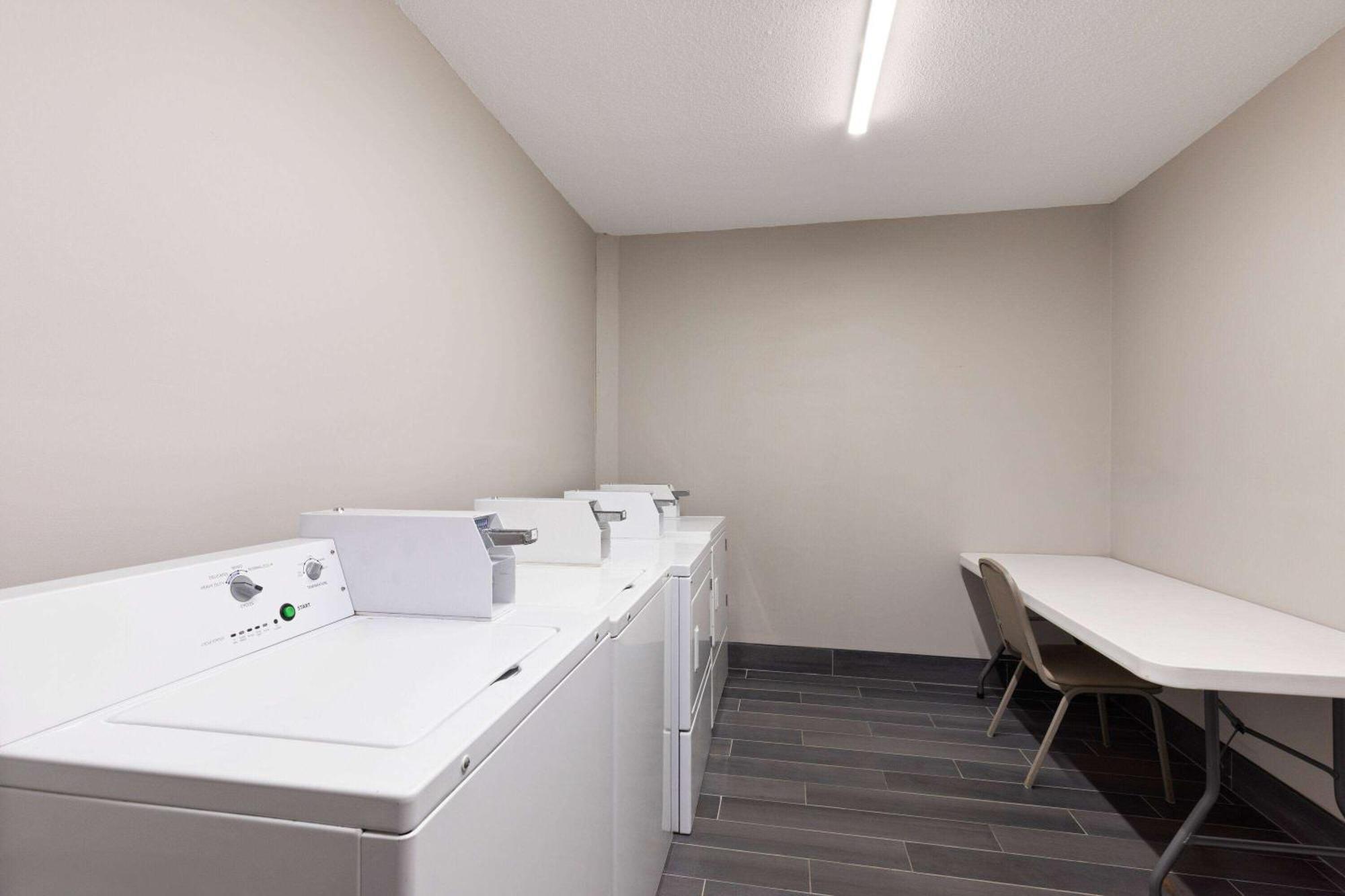 Ramada By Wyndham Studio Suites Dothan Bagian luar foto