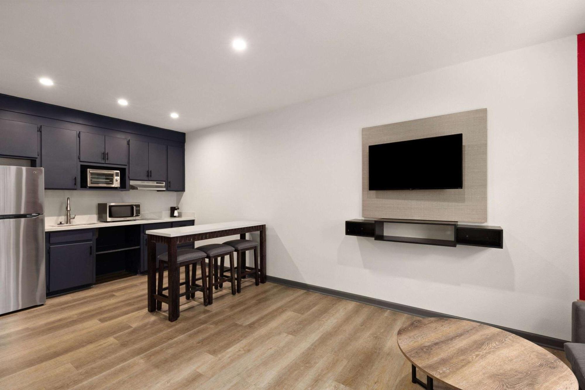 Ramada By Wyndham Studio Suites Dothan Bagian luar foto